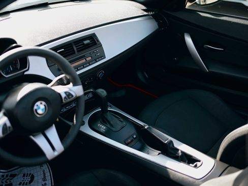 Used 2005 BMW Z4 2.5i image 11