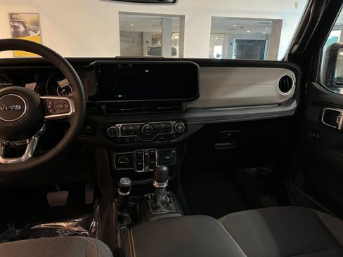 Used 2025 Jeep Wrangler Unlimited Sahara AWD/4WD image 35