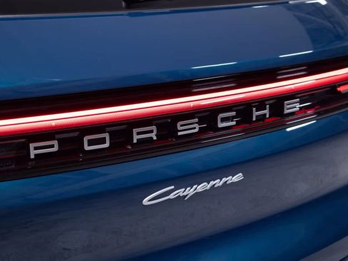 Certified 2025 Porsche Cayenne AWD/4WD image 18