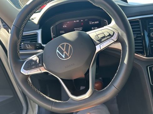 Used 2023 Volkswagen Atlas SE w/ Panoramic Sunroof Package image 3