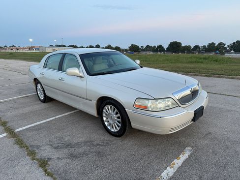 Used 2004 Lincoln Town Car Ultimate image 2
