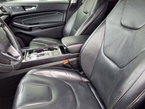 Used 2020 Ford Edge Titanium image 3