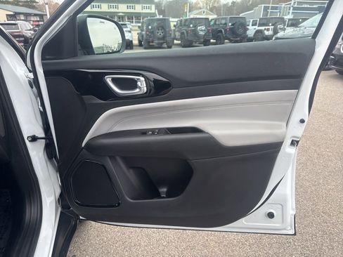 Used 2025 Jeep Compass Limited image 29