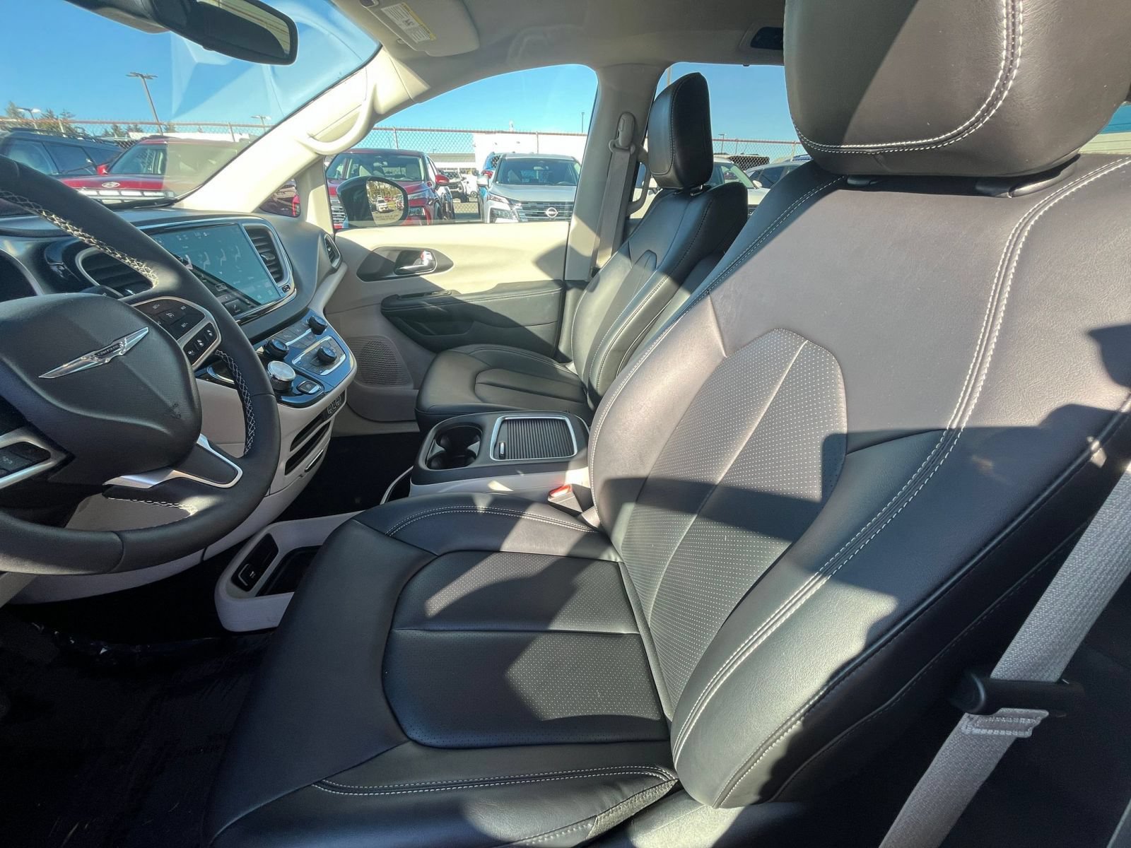 Used 2024 Chrysler Pacifica Touring-L FWD image 28