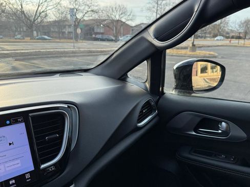 Used 2025 Chrysler Pacifica Limited image 19