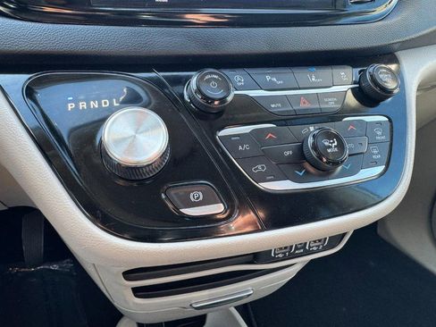 Used 2024 Chrysler Pacifica Touring-L FWD image 19