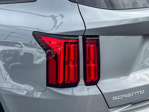 Used 2023 Kia Sorento SX image 8