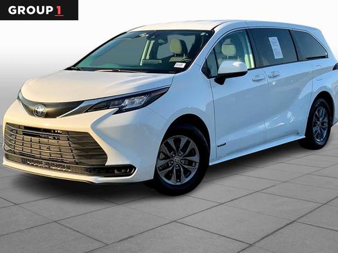 Used 2021 Toyota Sienna LE FWD image 1
