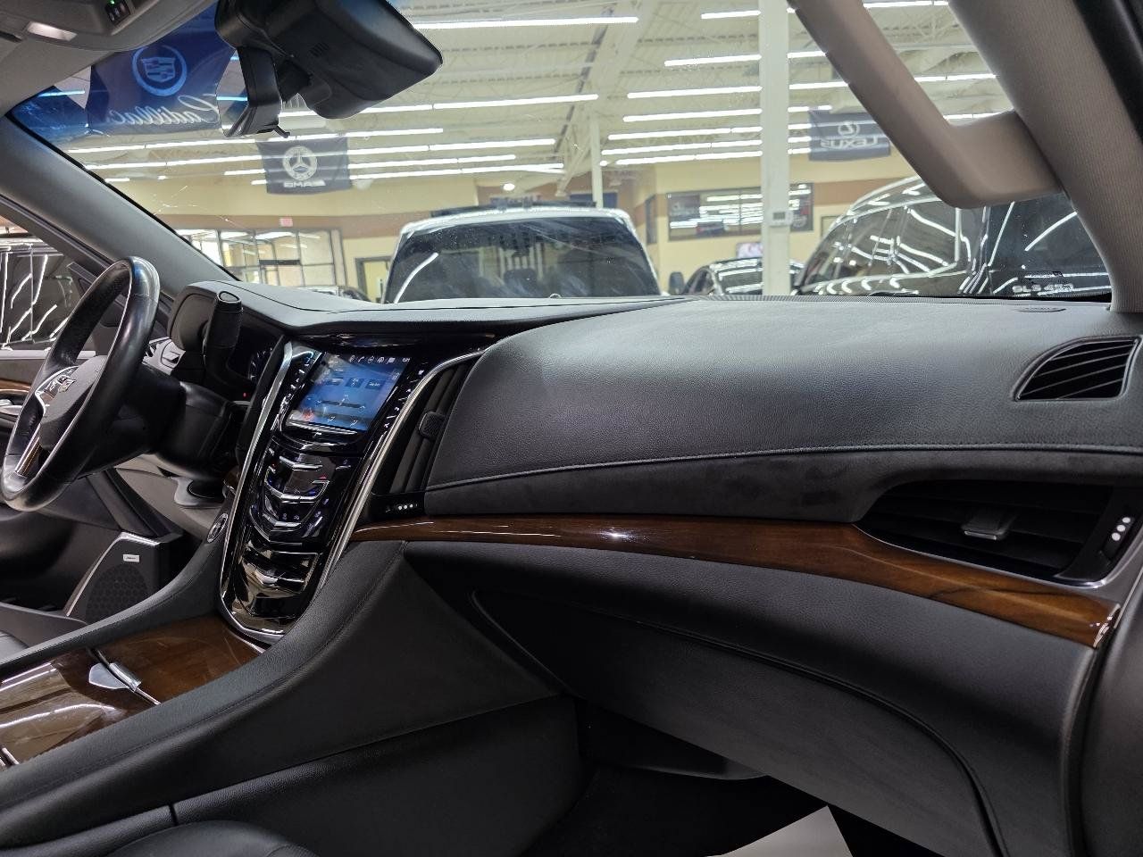 Used 2018 Cadillac Escalade ESV Luxury RWD image 23