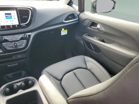 New 2026 Chrysler Voyager LX image 13