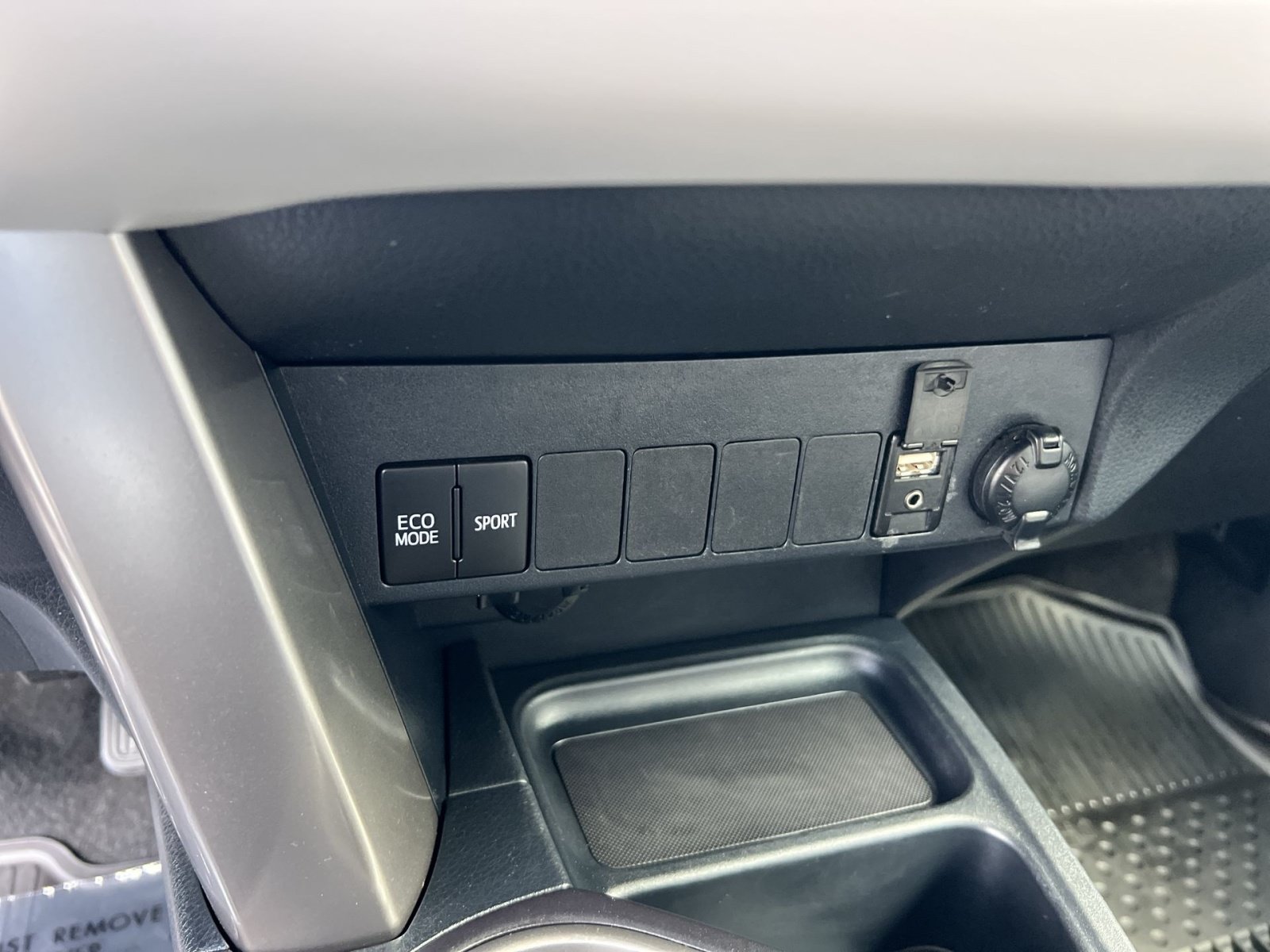 Used 2018 Toyota RAV4 XLE w/ Plus Extra Value Package AWD/4WD image 31
