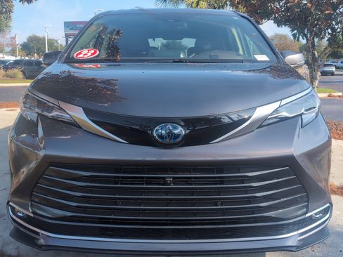 Certified 2023 Toyota Sienna Platinum image 3