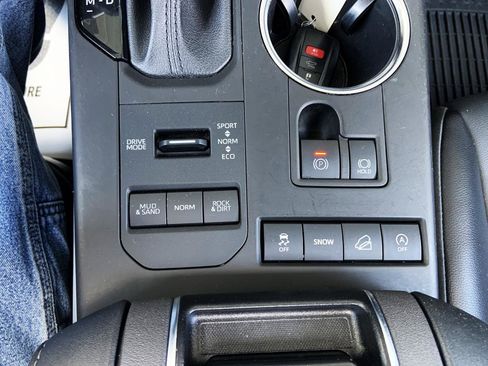 Used 2022 Toyota Highlander XLE image 19