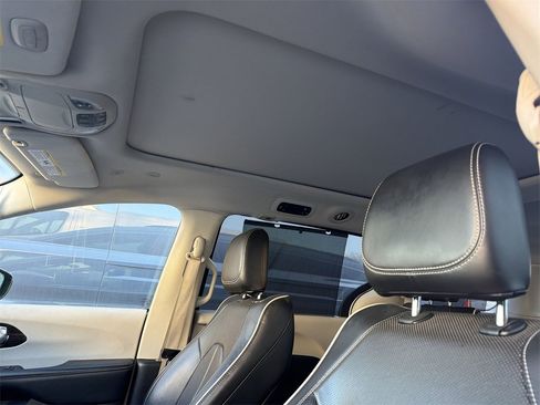 Used 2023 Chrysler Pacifica Limited image 7