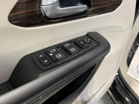 Used 2024 Chrysler Pacifica Limited image 24