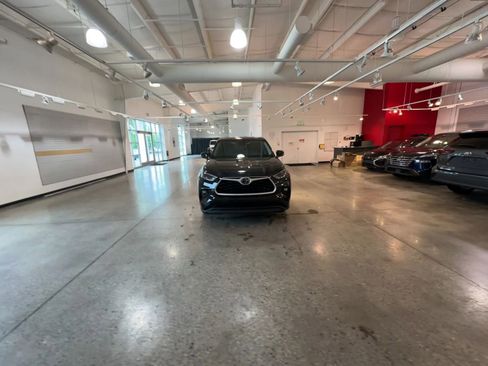 Used 2025 Toyota Highlander LE FWD image 16
