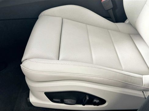 Certified 2025 Porsche Macan Electric image 19