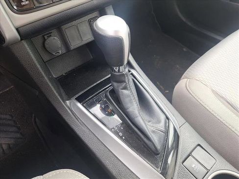 Used 2018 Toyota Corolla LE image 12