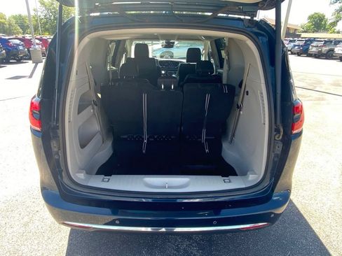 Used 2022 Chrysler Pacifica Touring-L AWD/4WD image 9
