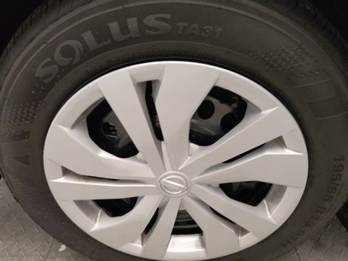 Used 2025 Nissan Versa S w/ Trunk Package image 31