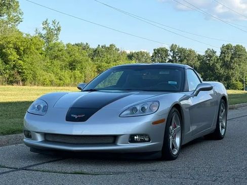 Used 2005 Chevrolet Corvette Coupe w/ Preferred Equipment Group RWD image 39