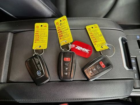 Used 2021 Toyota Highlander XLE AWD/4WD image 37