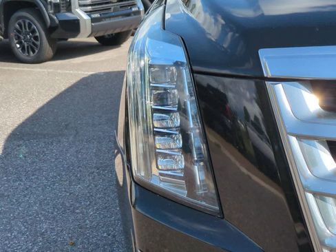 Used 2019 Cadillac Escalade Luxury RWD image 10