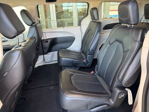 Used 2023 Chrysler Pacifica Touring-L FWD image 17