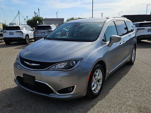 Used 2020 Chrysler Pacifica Touring-L Plus w/ Tire & Wheel Group FWD image 4