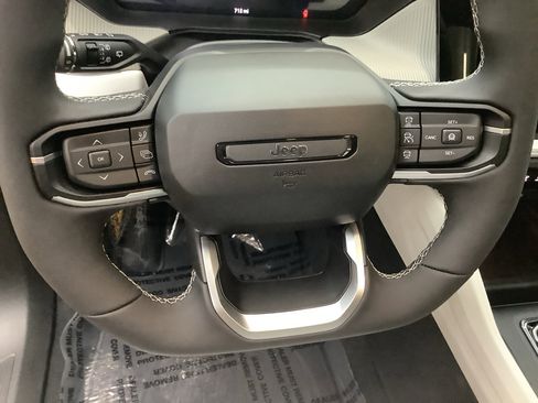 Used 2026 Jeep Cherokee Limited AWD/4WD image 16