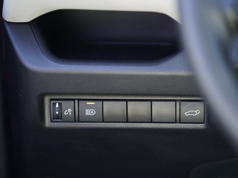 Used 2022 Toyota RAV4 XLE Premium image 17