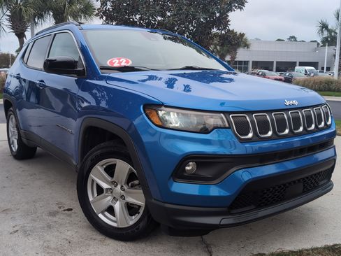 Used 2022 Jeep Compass Latitude image 2