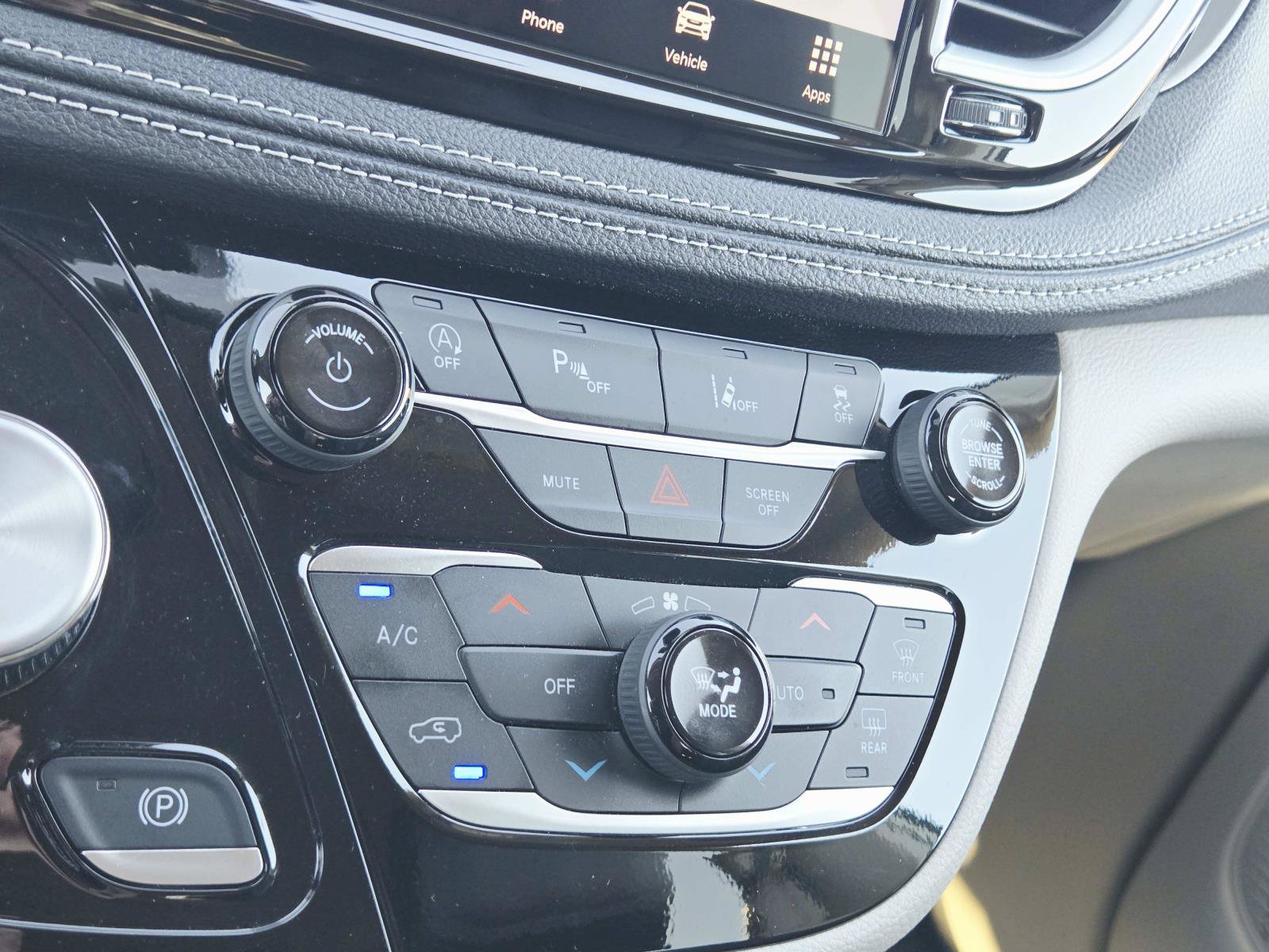 Used 2024 Chrysler Pacifica Touring-L FWD image 33