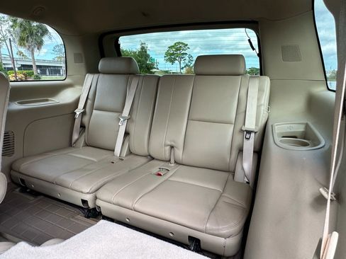 Used 2010 Cadillac Escalade Premium image 27