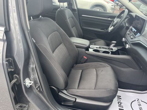 Used 2023 Nissan Altima 2.5 SV w/ SV Premium Package AWD/4WD image 3