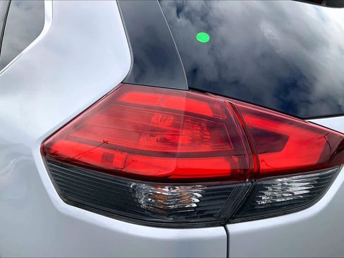 Used 2017 Nissan Rogue SV image 27