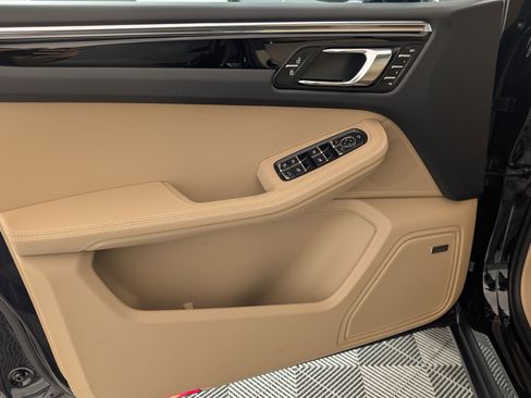 Certified 2026 Porsche Macan AWD/4WD image 16