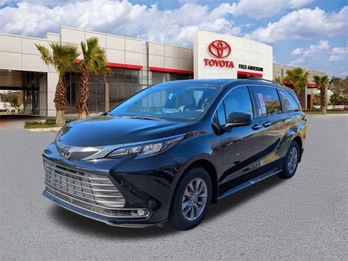 New 2026 Toyota Sienna XLE image 9
