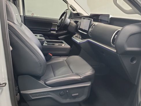 Used 2025 Ford Expedition Platinum image 2