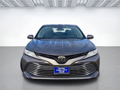 Used 2019 Toyota Camry XLE image 2