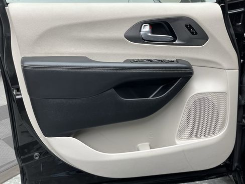 Used 2024 Chrysler Pacifica Touring-L image 7