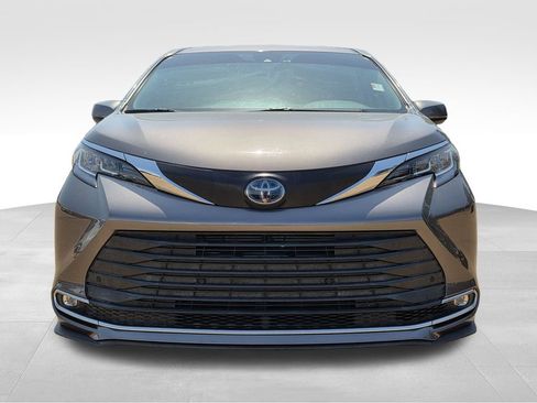 Used 2022 Toyota Sienna XLE FWD image 3