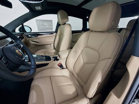 New 2026 Porsche Macan AWD/4WD image 5