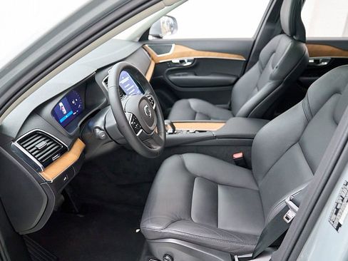 Certified 2025 Volvo XC90 B6 Plus AWD/4WD image 13