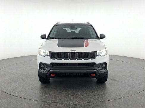 Used 2025 Jeep Compass Trailhawk image 2