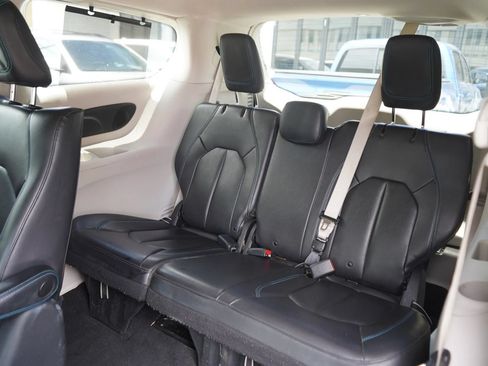 Used 2021 Chrysler Pacifica Touring-L FWD image 23
