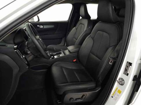 Certified 2025 Volvo XC40 B5 Core image 17