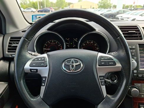 Used 2012 Toyota Highlander Limited w/ Tow Pkg AWD/4WD image 19