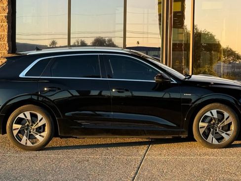 Used 2022 Audi e-tron Premium image 17