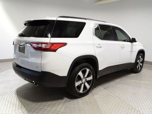 Used 2021 Chevrolet Traverse LT w/ LT Premium Package image 3
